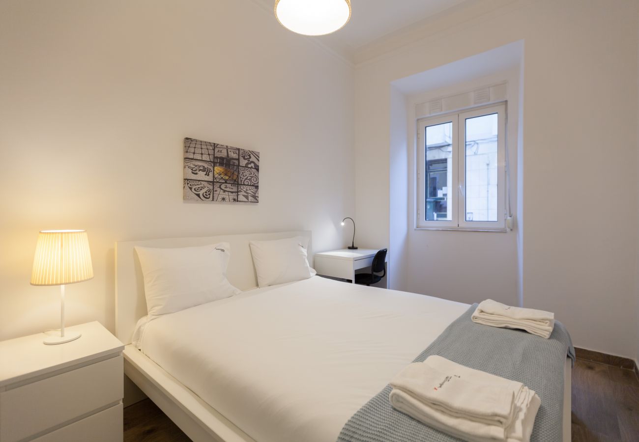 Rent by room in Lisbon - Alameda Guest House - Portuguese Cobblestones Room