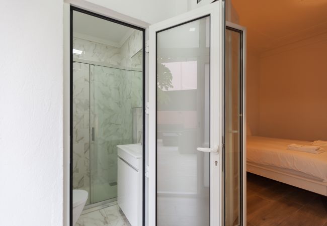 Rent by room in Lisbon - Alameda Guest House - Artwork Room #6 Rent by room in Lisbon - Alameda Guest House - Artwork Room #6