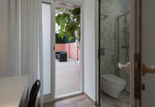 Rent by room in Lisbon - Alameda Guest House - Artwork Room #6 Rent by room in Lisbon - Alameda Guest House - Artwork Room #6