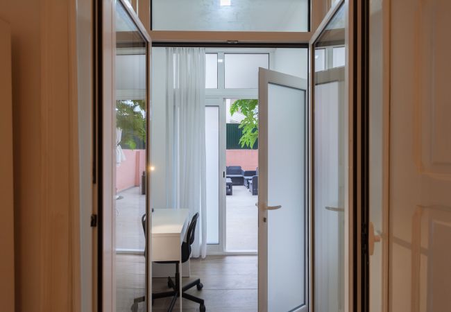 Rent by room in Lisbon - Alameda Guest House - Artwork Room #6 Rent by room in Lisbon - Alameda Guest House - Artwork Room #6