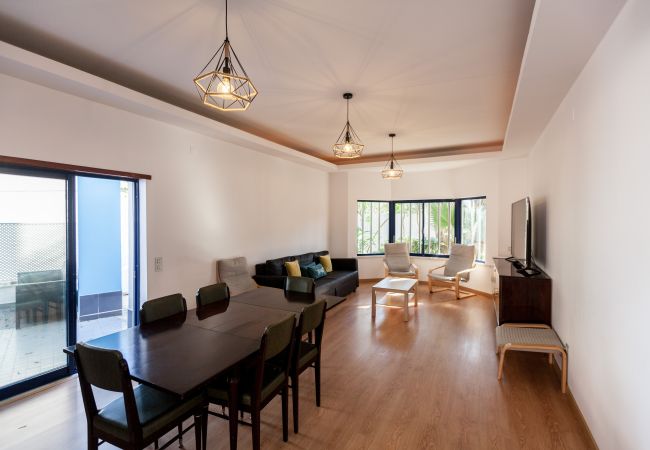 Casa em Charneca de Caparica - FLH Caparica Town House with Pool