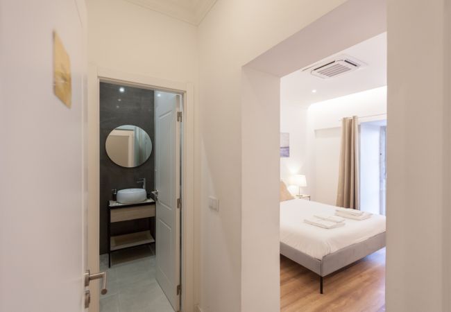 Quarto em Lisboa - FLH Alcântara Guest House - Beige Room #5 Quarto em Lisboa - FLH Alcântara Guest House - Beige Room #5