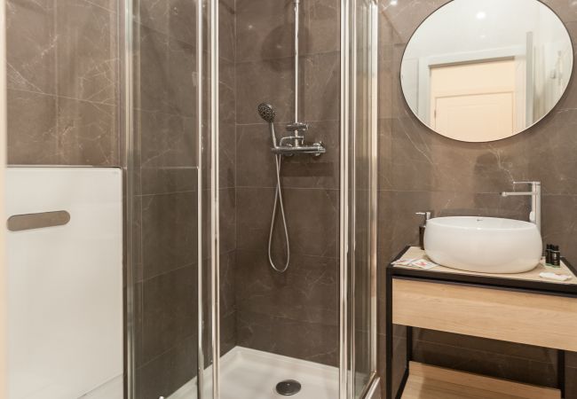 Quarto em Lisboa - FLH Alcântara Guest House - Beige Room #5 Quarto em Lisboa - FLH Alcântara Guest House - Beige Room #5