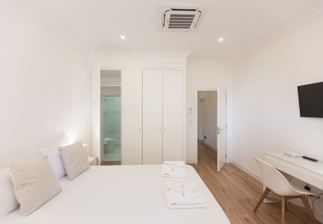 Rent by room in Lisbon - FLH Alcântara Guest House - Rose Room #4 Rent by room in Lisbon - FLH Alcântara Guest House - Rose Room #4