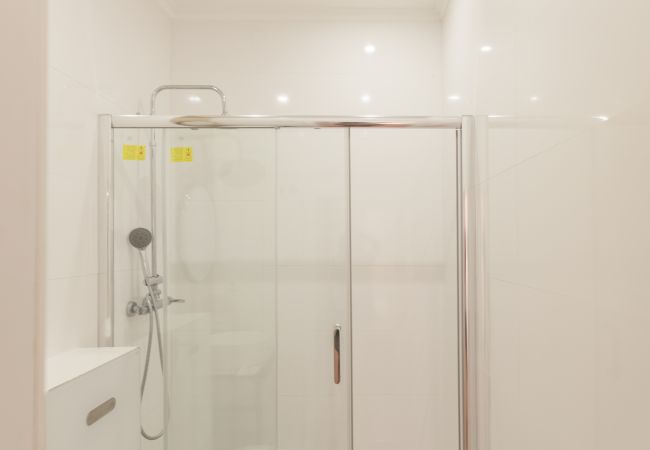 Rent by room in Lisbon - FLH Alcântara Guest House - Rose Room #4 Rent by room in Lisbon - FLH Alcântara Guest House - Rose Room #4