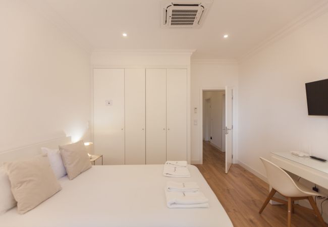 Rent by room in Lisbon - FLH Alcântara Guest House - Rose Room #4 Rent by room in Lisbon - FLH Alcântara Guest House - Rose Room #4