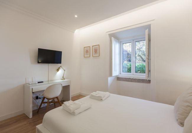Rent by room in Lisbon - FLH Alcântara Guest House - Rose Room #4 Rent by room in Lisbon - FLH Alcântara Guest House - Rose Room #4