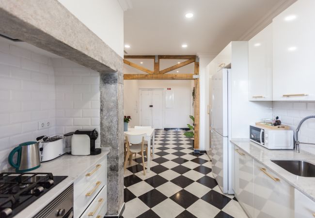 Rent by room in Lisbon - FLH Alcântara Guest House - Rose Room #4 Rent by room in Lisbon - FLH Alcântara Guest House - Rose Room #4