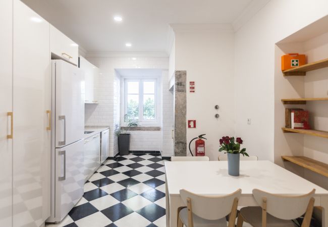 Rent by room in Lisbon - FLH Alcântara Guest House - Rose Room #4 Rent by room in Lisbon - FLH Alcântara Guest House - Rose Room #4